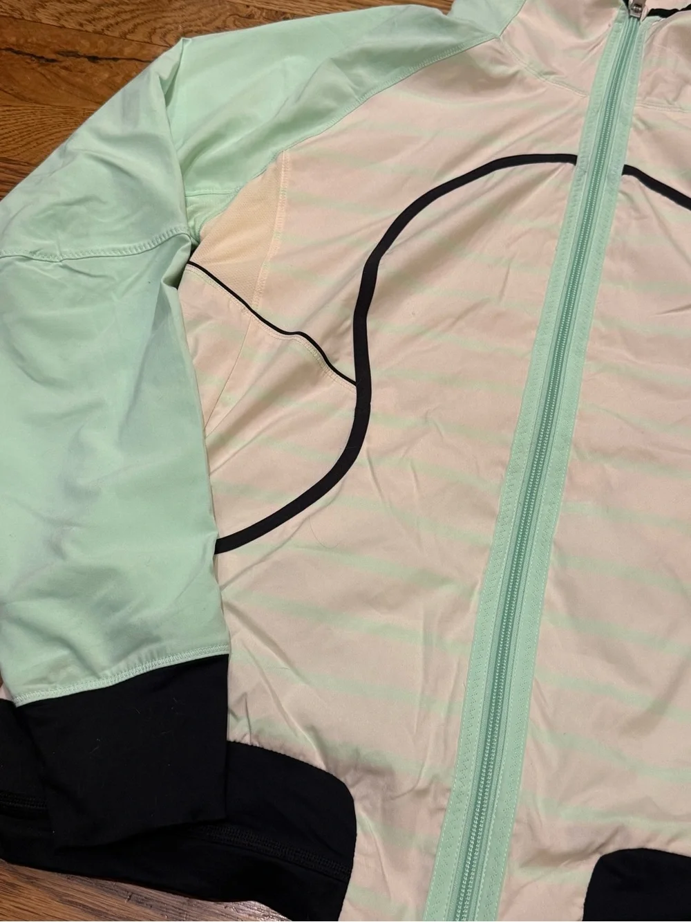 Lululemon. *Rare* Seawheeze Track Attack Jacket. Mint/White/Black. Size 12.